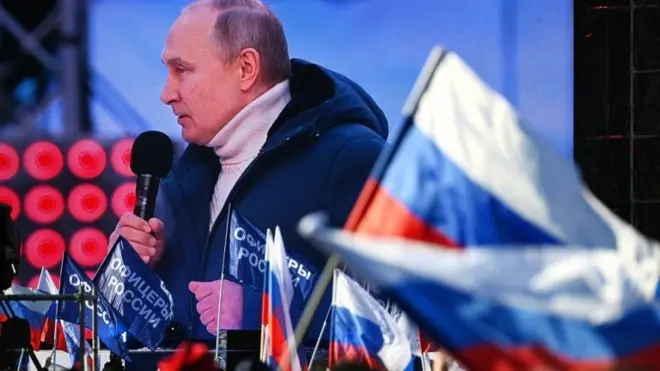 Tổng thống Nga Vladimir Putin xuất hiện trên màn hình khi ông có bài phát biểu trong buổi hòa nhạc đánh dấu kỷ niệm tám năm ngày Nga sáp nhập Crimea ngày 18 tháng 3 năm 2022