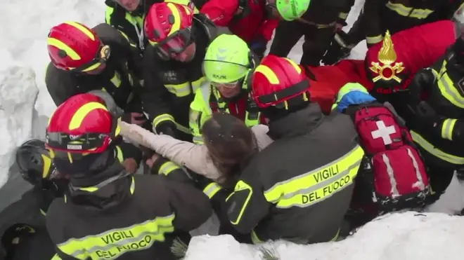 Otelden sağ kurtarılan kadın