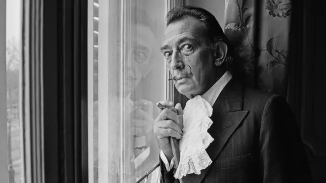 Salvador Dalí "adoraba a las mujeres fuertes y fácilmente se vio atraído a la condesa, que además de rica y extravagante era una feminista y estaba políticamente comprometida".
