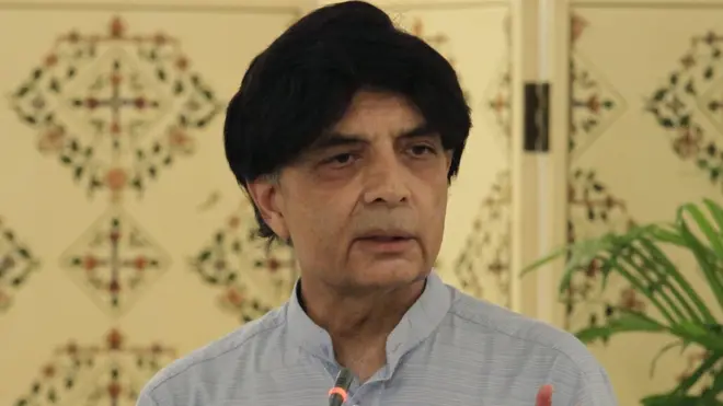 چوپدری نثار نے کسی بھی سیاست دان کا نام لیے بغیر کہا کہ وہ 'سوثل میڈیا کے مامے چاچے بننے کی کوشش نہ کریں'