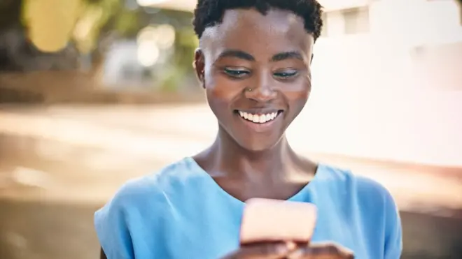 Jeune fille avec son smartphone