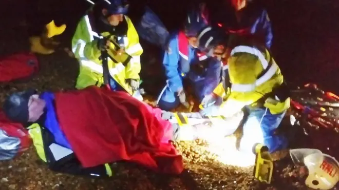 54-летний Том Робинсон поскользнулся и упал со скалы на побережье графства Дорсет