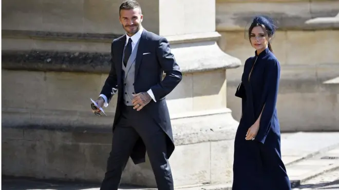 Vợ chồng David Beckham đến trong trang phục cùng màu xanh đậm
