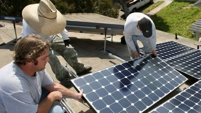 California tiene un plan de incentivos fiscales para la generación de energía solar con miras a que en 2030 cubra la mitad de su demanda.
