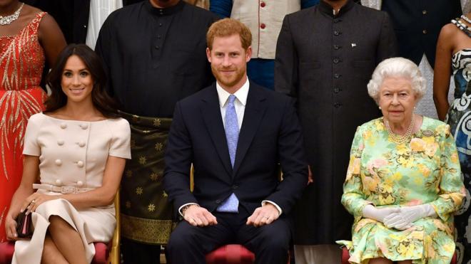 Meghan Markle, el príncipe Harry y la reina Isabel II