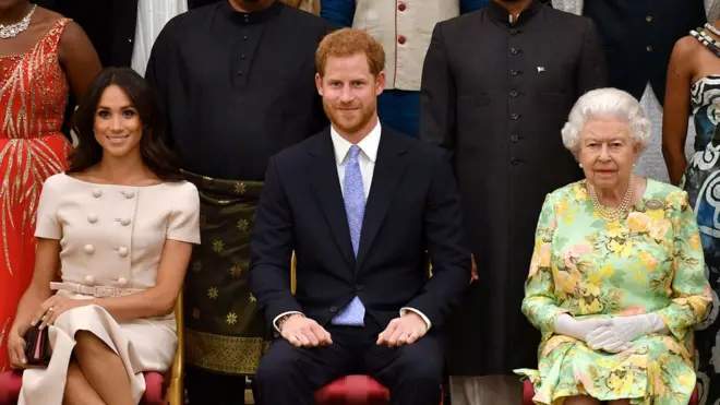 La familia real británica expresó su tristeza tras oír algunas de las revelaciones hechas por los duques de Sussex en entrevista con Oprah Winfrey.