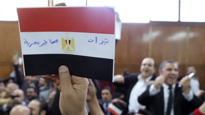 لوحة كُتب عليها تيران وصنافير مصرية