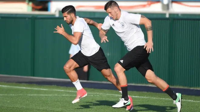 Pemain tengah Jerman, Emre Can (kiri) dan pemain bertahan Niklas Suele tengah berlatih jelang semi final melawan Meksiko di Piala Konfederasi 2017.
