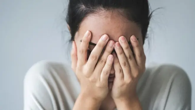 Kadang-kadang orang yang malu sering menetapkan standar yang sangat tinggi tentang bagaimana mereka harus melakukan sesuatu.