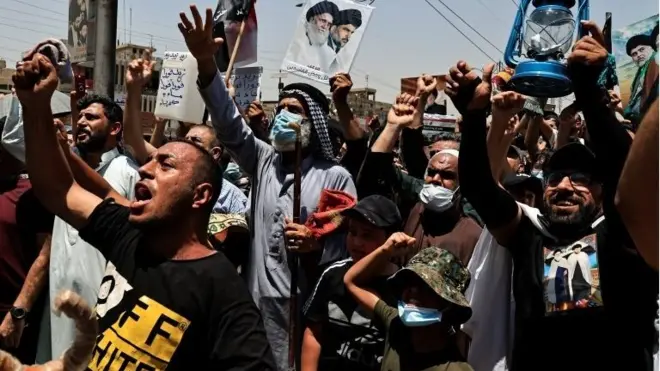 معترضان در عراق در اعتراض به خاموشی‌های گسترده فانوس به دست گرفتند؛ هواداران مقتدی صدر امروز پس از نماز جمعه