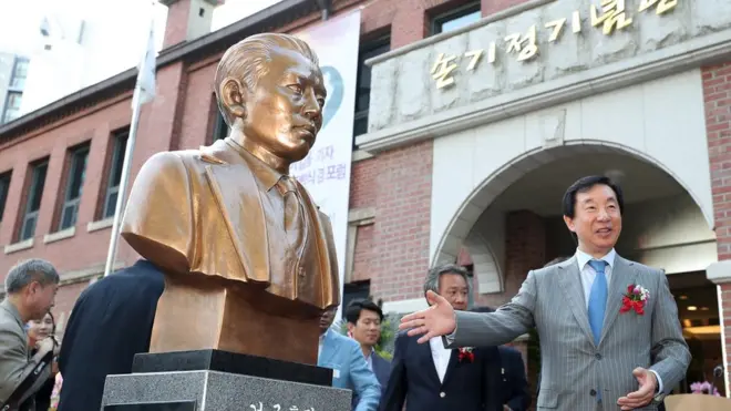 Patung untuk mengenang Lee Gil-Yong, yang tak diketahui nasibnya lagi setelah diculik Korea Utara, diresmikan Agustus 2017.