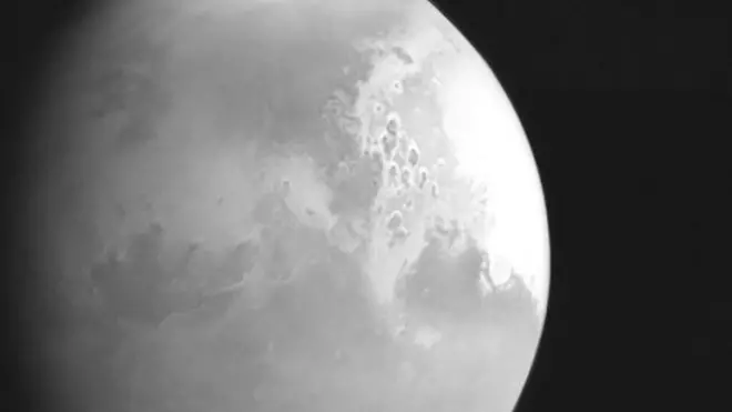 火星探測器「天問一號」在220萬公里的距離拍攝的火星圖片