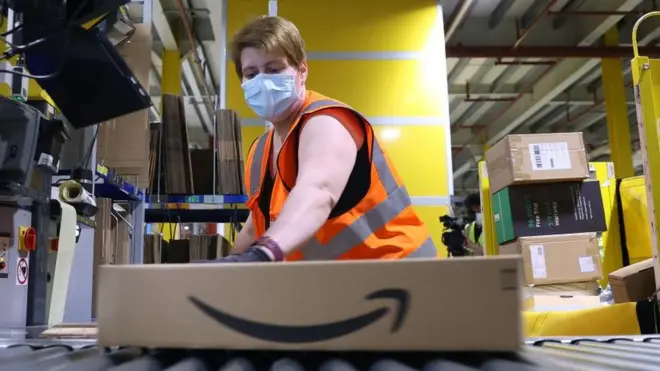 Trabajadora en planta de distribución de Amazon en Alemania.