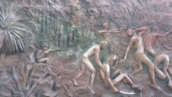 مان گڑھ پہاڑی پر قتل عام سے متعلق ایک منظر کی عکاسی