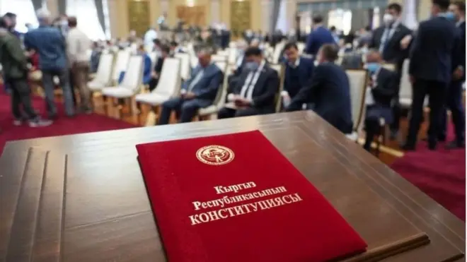 Конституциялык кеңеш иштеп чыккан Конституциянын жаңы долбоору эми Жогорку Кеңештин кароосуна коюлат
