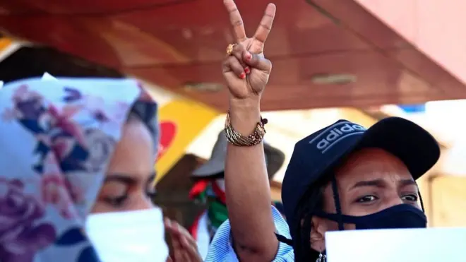 شاركت مئات السودانيات في مسيرات بشوراع مدن أم درمان والخرطوم بحري ومنطقة "الكلاكلة"