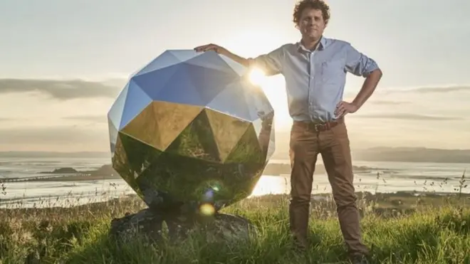 นายปีเตอร์ เบ็ก กับดาวเทียมสะท้อนแสง "ดวงดาวแห่งมนุษยชาติ"