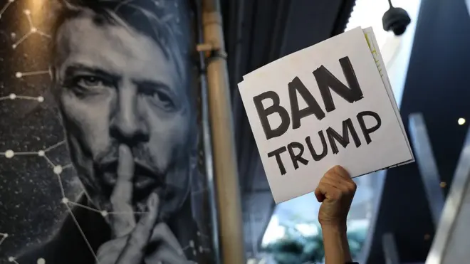 "Запретить Трампа" - гласит плакат