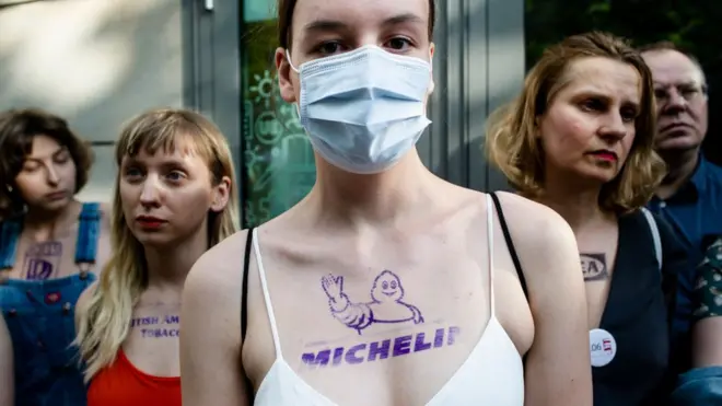 Акция протеста против сотрудничества Michelin с белорусским заводом БМЗ у здания Еврокомиссии в Варшаве, 10 июня 2021 г.