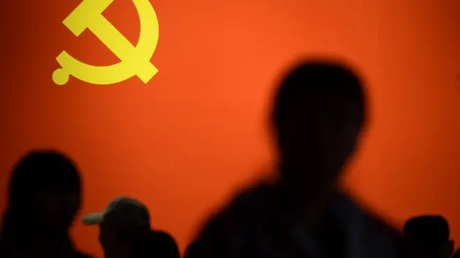 幾個人站在黨旗前