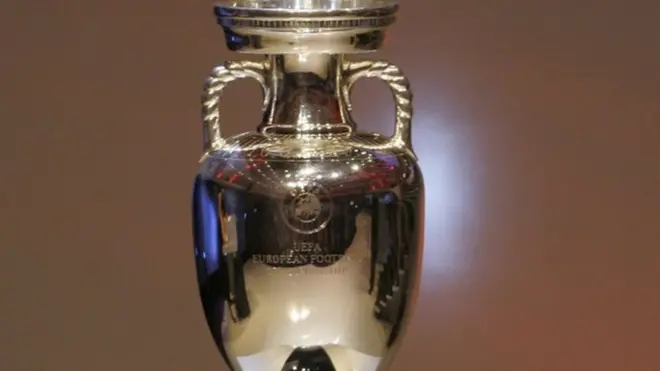 L'UEFA a décidé fin aout que les 4 meilleurs clubs de l'Allemagne, l'Angleterre, l'Espagne et l'Italie auraient une place garantie en phase de poules de la Ligue des Champions