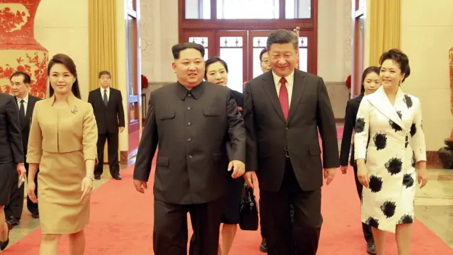 习近平和夫人彭丽媛（右）同金正恩和夫人李雪主（左）