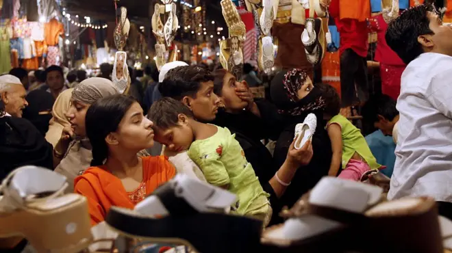 انڈیا کے شہر دلی میں عید کی خریداری میں مصروف افراد (فائل فوٹو)