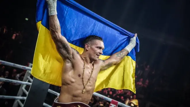 Усик святкує перемогу над Хуком. Фото зі сторінки Олександра Усика у Facebook