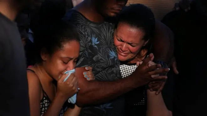 Familiares del soldado Marcus Viana Ribeiro, quien murió a tiros durante un operativo contra bandas de narcotraficantes en Río de Janeiro, en su entierro el 23 de agosto.