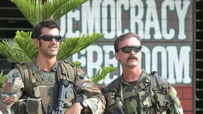 Personel pasukan elite AS berpose dalam latihan gabungan dengan militer Filipina di Pulau Mindanao, Juli 2004 lalu. Pada 2002, Washington menerjunkan pasukan elite ke Mindanao untuk melatih dan memberi arahan kepada tentara Filipina yang bertugas memerangi kelompok milisi Abu Sayyaf.