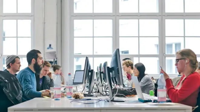 مكاتب العمل المفتوحة لا تسبب الضوضاء وتساعد في انتشار الأمراض فحسب، لكنها أيضا تضرّ أدمغتنا