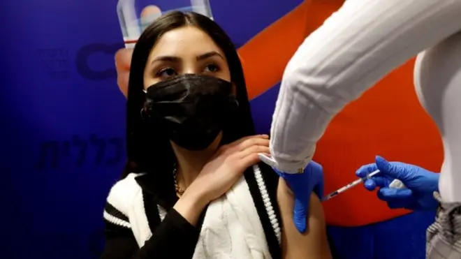 Seorang perempuan menerima suntikan vaksinasi Covid-19 di Israel, Februari lalu. Tingkat vaksinasi Covid-19 di Israel adalah yang tertinggi di dunia. Pada Kamis (22/04), negara itu mencapai lima juta vaksinasi.