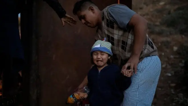 Después de atravesar varios países, solo una valla de metal separa a los migrantes de entrar ilegalmente en Estados Unidos.