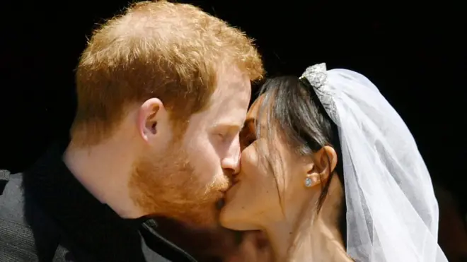 O beijo dos noivos príncipe Harry e Meghan Makle