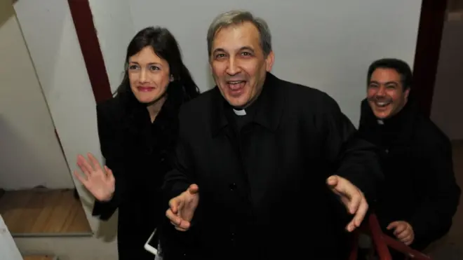 İspanyol din adamı Monsenyör Lucio Angel Vallejo Balda (ortada), 2. Vatileaks olarak anılan belge sızdırılması skandalında 18 ay hapse mahkum edilmişti.