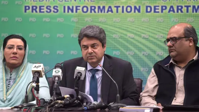 وفاقی وزیرِ قانون فروغ نسیم وزیرِ اعظم کی معاونِ خصوصی برائے اطلاعات فردوس عاشق اعوان اور وزیرِ اعظم کے معاونِ خصوصی برائے احتساب شہزاد اکبر کے ہمراہ اسلام آباد میں 19 دسمبر 2019 کو پریس کانفرنس سے خطاب کر رہے ہیں