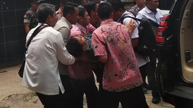 Wiranto dibawa ke rumah sakit setelah ditusuk oleh laki-laki, yang oleh polisi dikatakan 'terpapar' ideologi kelompok ISIS.