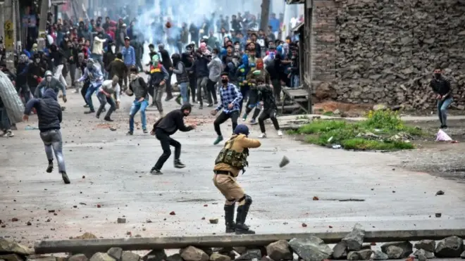 Kashmiri protesters clash with government forces in Srinagar, Indian-administered Kashmir in 2018.