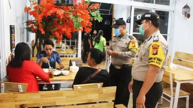 Polisi merasa berha memidanakan orang yang tiga kali mengabaikan imbauan untuk membubarkan diri dari kerumunan di tempat umum selama pandemi Covid-19.