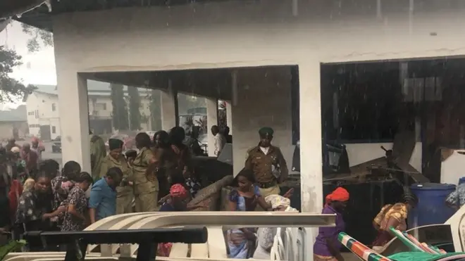 Ụmụnwaanyị ahụ n'ụlọịkpe taa.