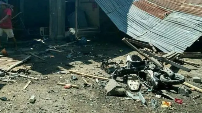 Setidaknya delapan rumah rusak berat, memaksa tujuh keluarga yang terdiri dari 24 orang untuk mencari perlindungan di Polres Lombok Timur.