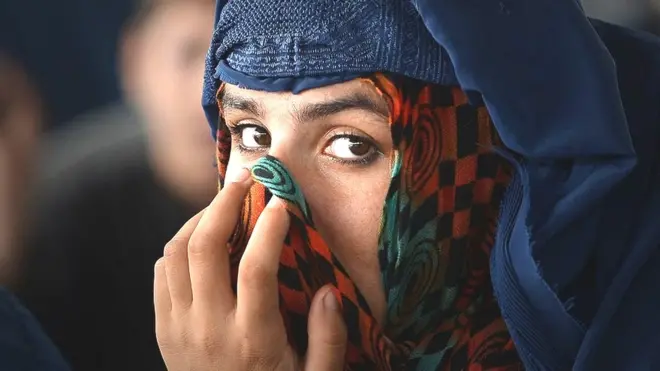 पेशावर में एक अफ़ग़ान महिला शरणार्थी