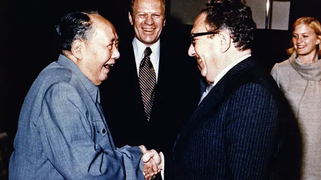 सन् १९७५ डिसेम्बरमा अमेरिकी राष्ट्रपति जेराल्ड फोर्डले (बीचमा) आफ्ना विदेशमन्त्रीसहित चीन भ्रमण गरेका थिए