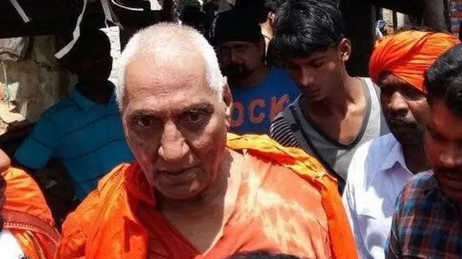 પાકુડમાં રસ્તા વચ્ચે