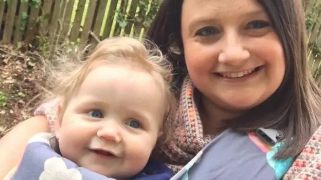 ليان هووليت وطفلتها