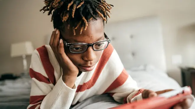 adolescent avec une tablette