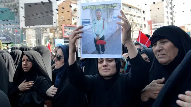 Para warga mengantarkan korban serangan di Ahvaz ke tempat peristirahatan terakhir.