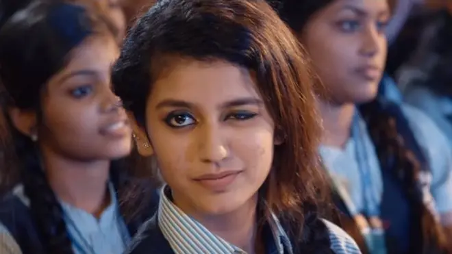 Aktris remaja Priya Prakash Varrier mengerling dengan latar belakang lagu Manikya Malaraaya Poovi.