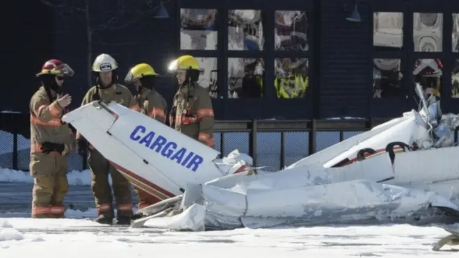 Petugas pemadam kebakaran tengah berada di dekat lokasi kecelakaan.