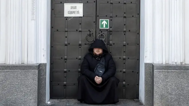 Монах на фоне Киево-Печерской лавры